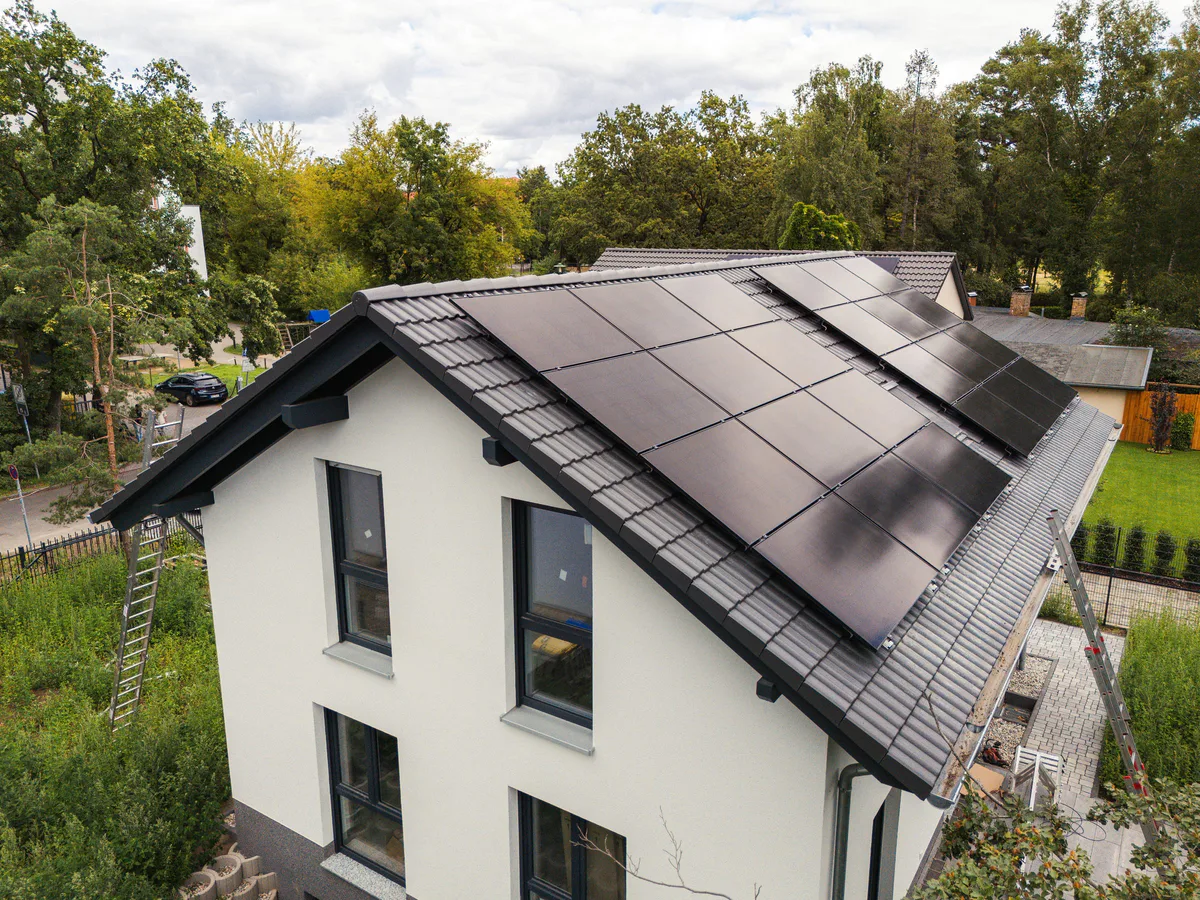Einfamilienhaus mit Photovoltaikanlage auf dem Dach aus der Vogelperspektive