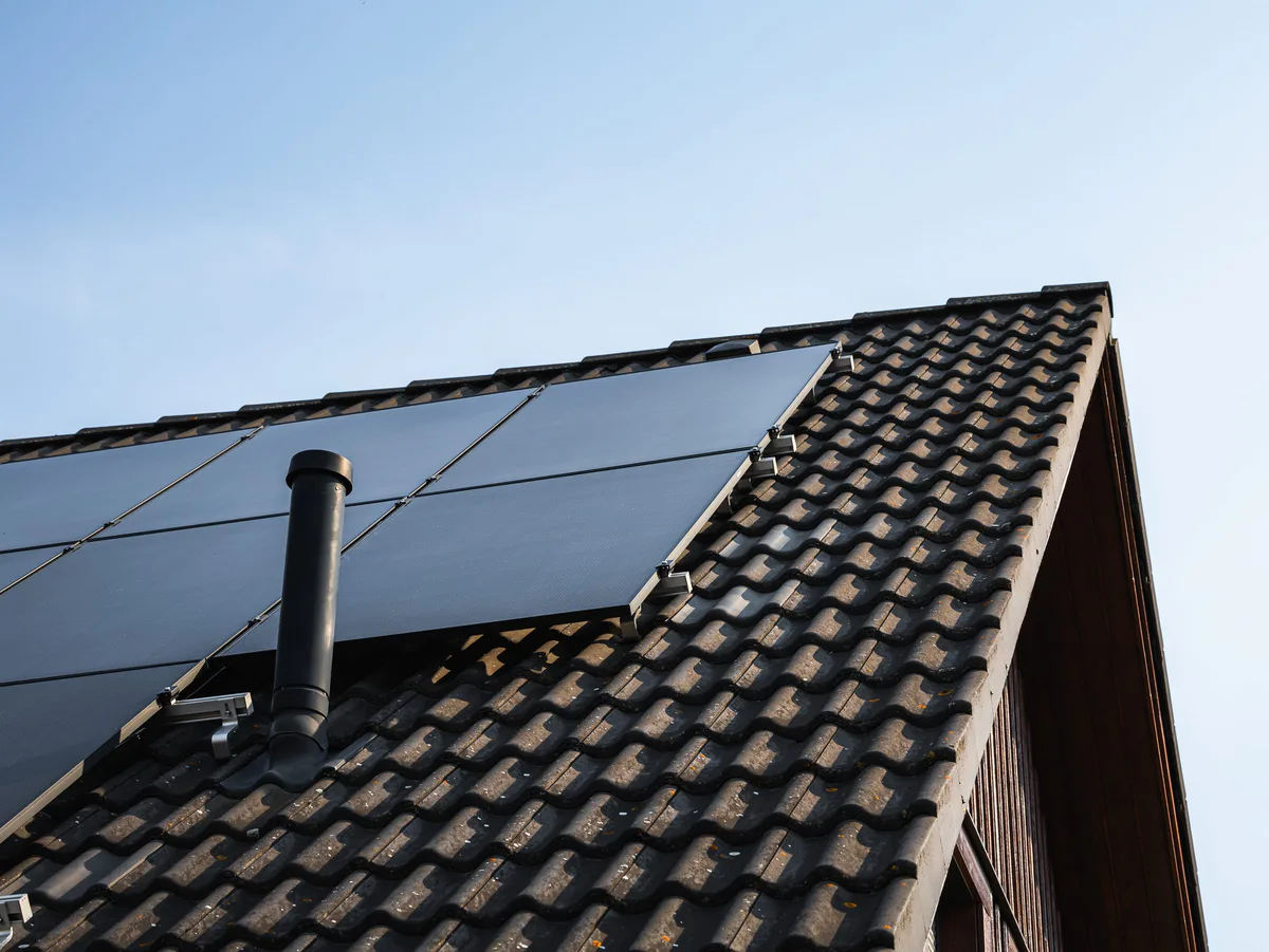 Solarmodule auf einem Satteldach mit dunklen Ziegeln