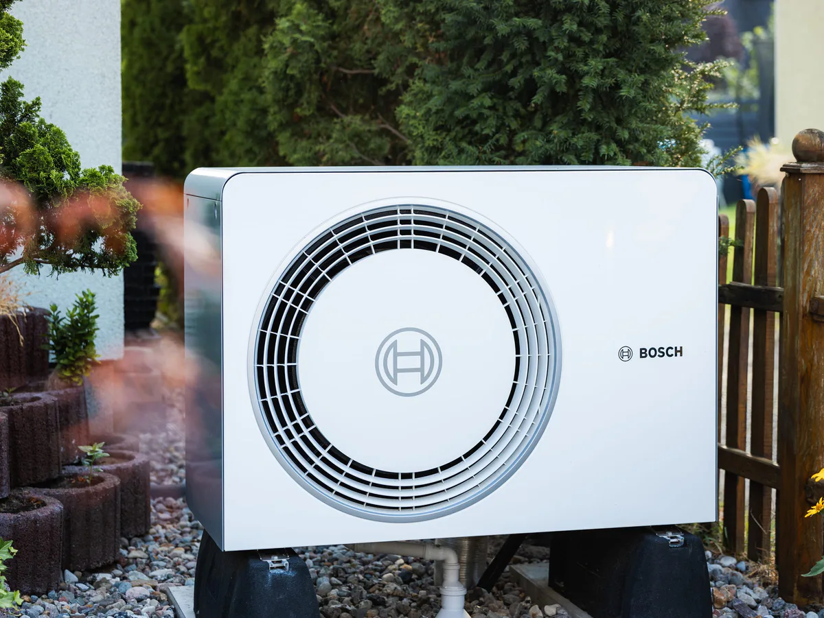 Außengerät einer Wärmepumpe im Garten